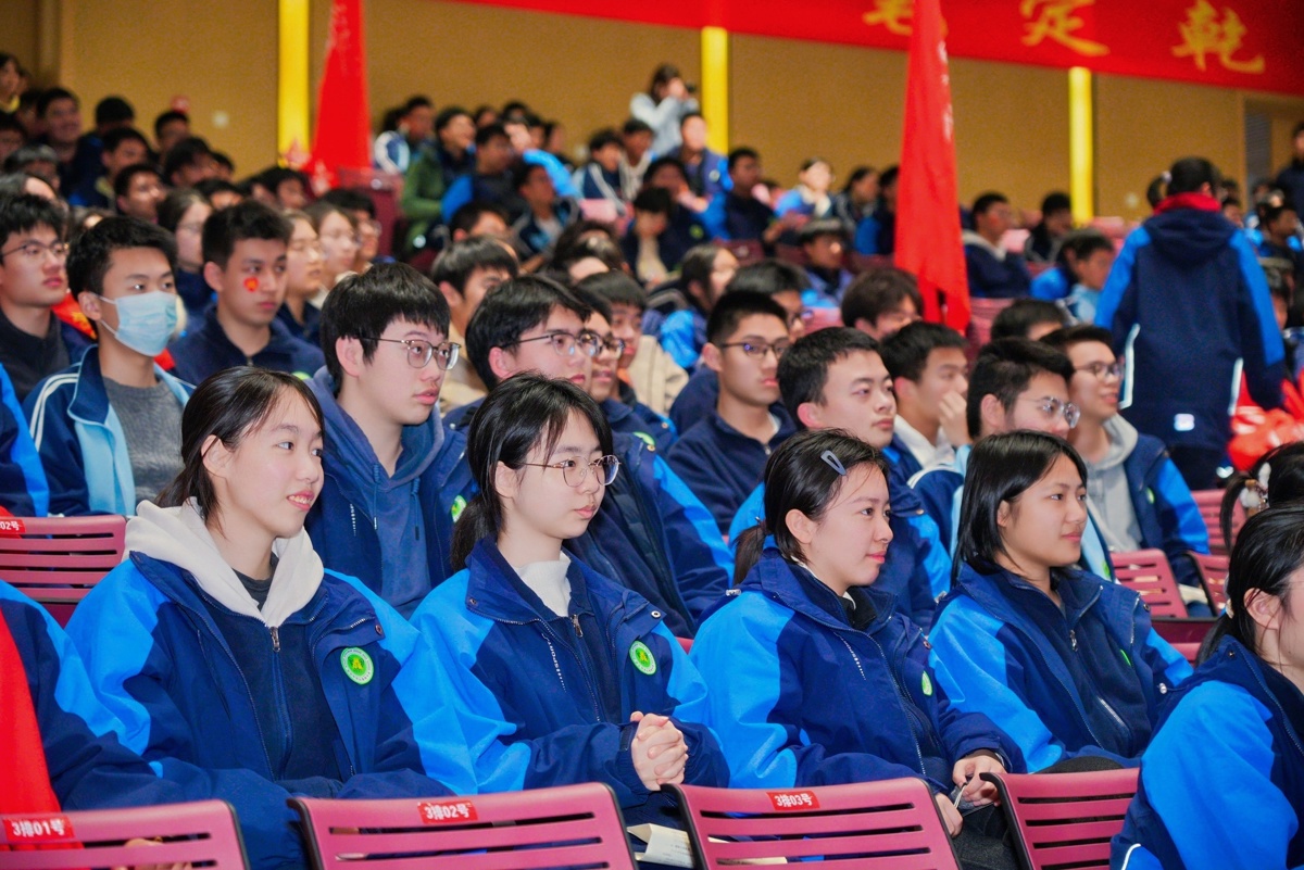 武汉市洪山高级中学高三学子认真观看表演。学校供图.jpg