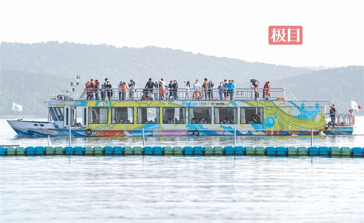游客乘坐东湖游船