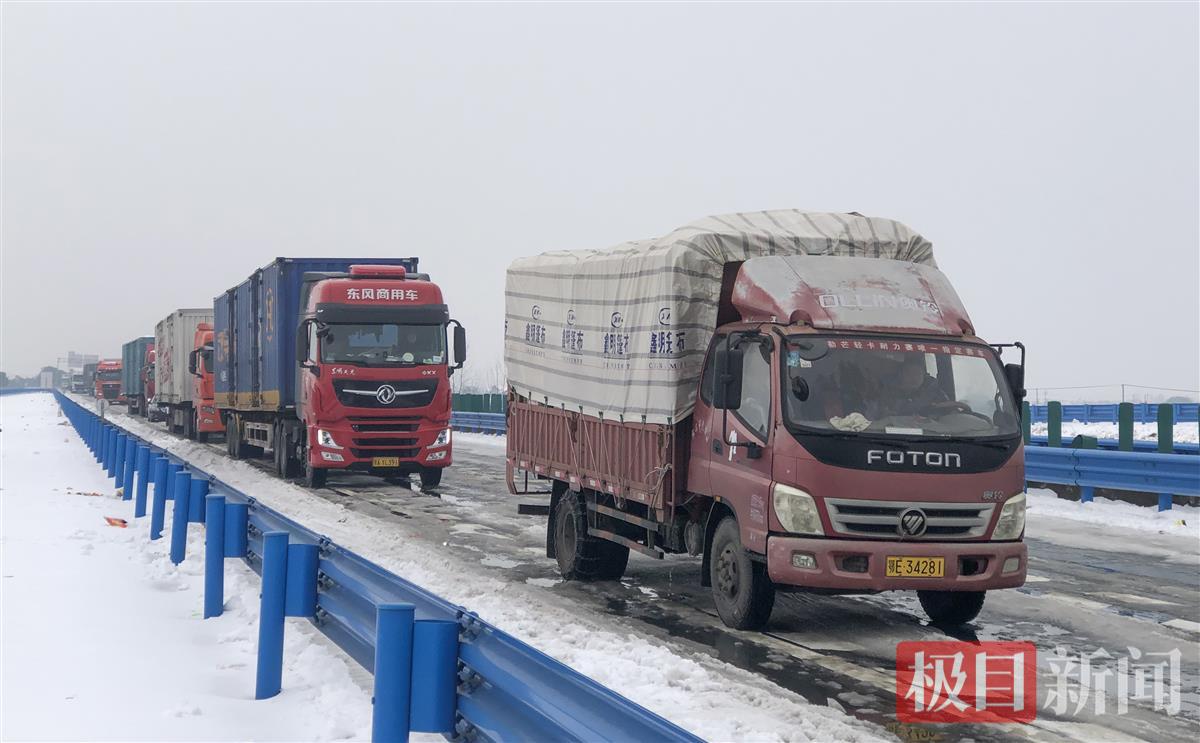 2月5日上午，沪渝高速荆州段陆续恢复通行（极目新闻记者 黄志刚 摄） (2).jpg