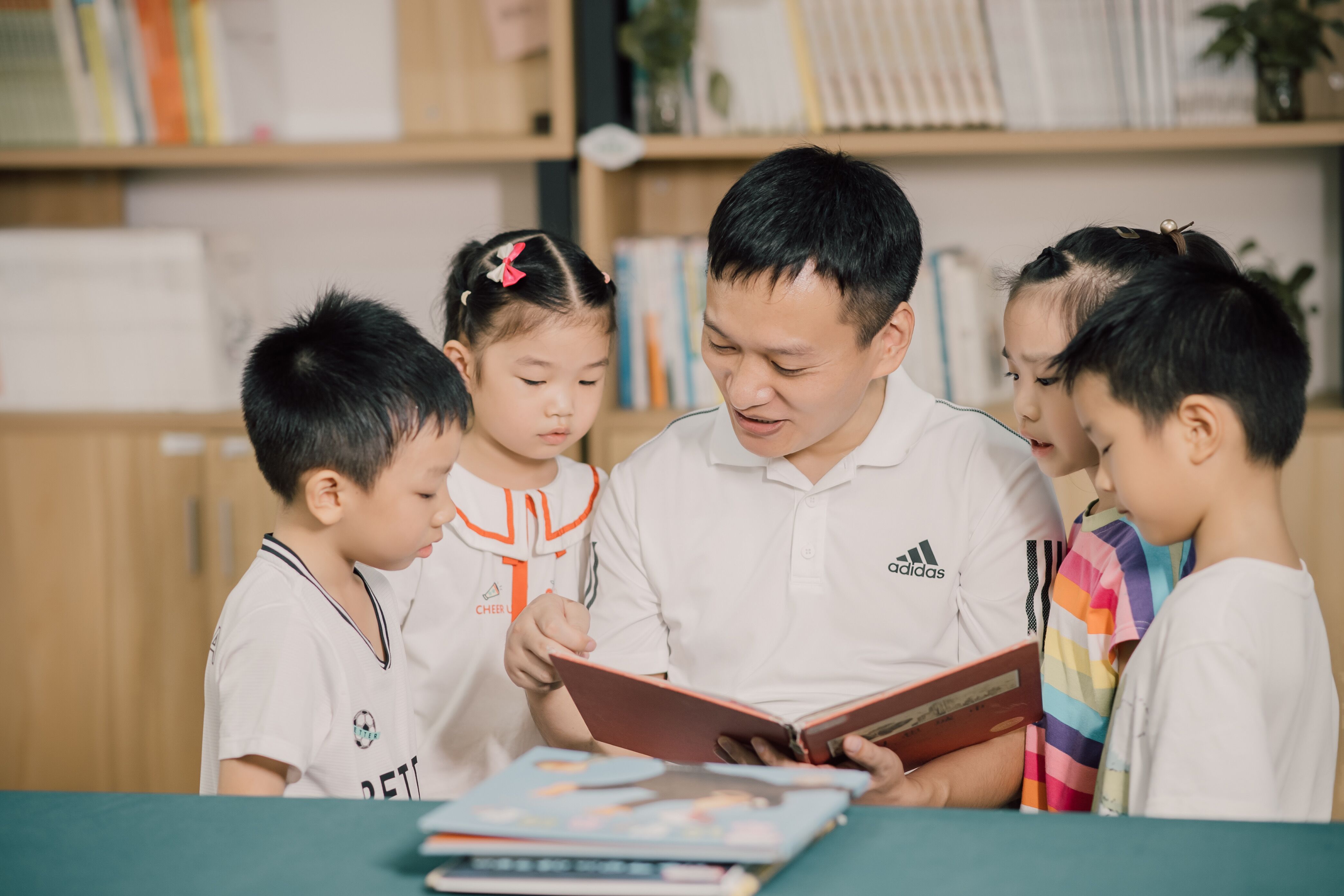 东湖新技术开发区流芳幼儿园教师柴烨领着孩子们读绘本