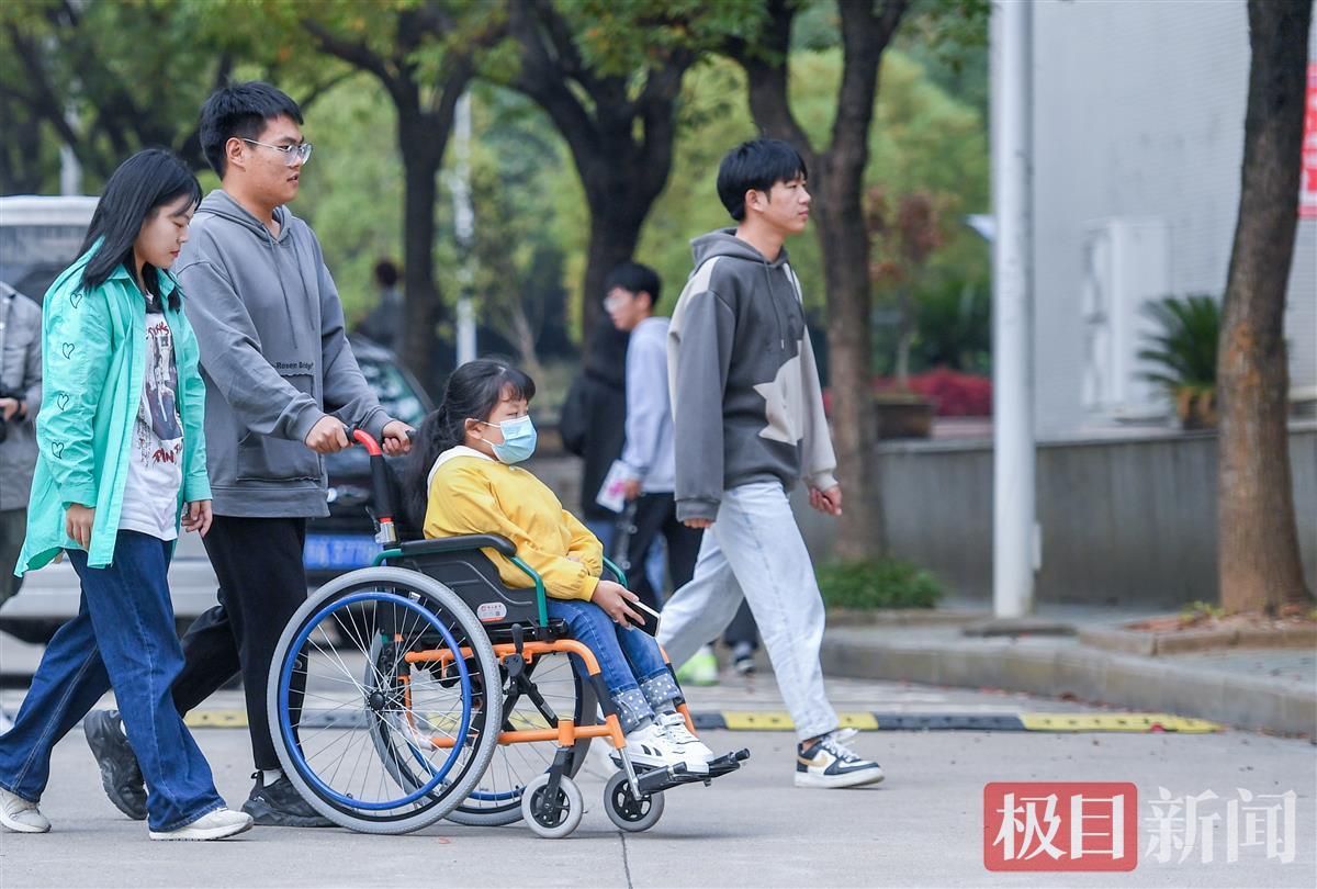 下课后，同学们送汤紫妍回寝室