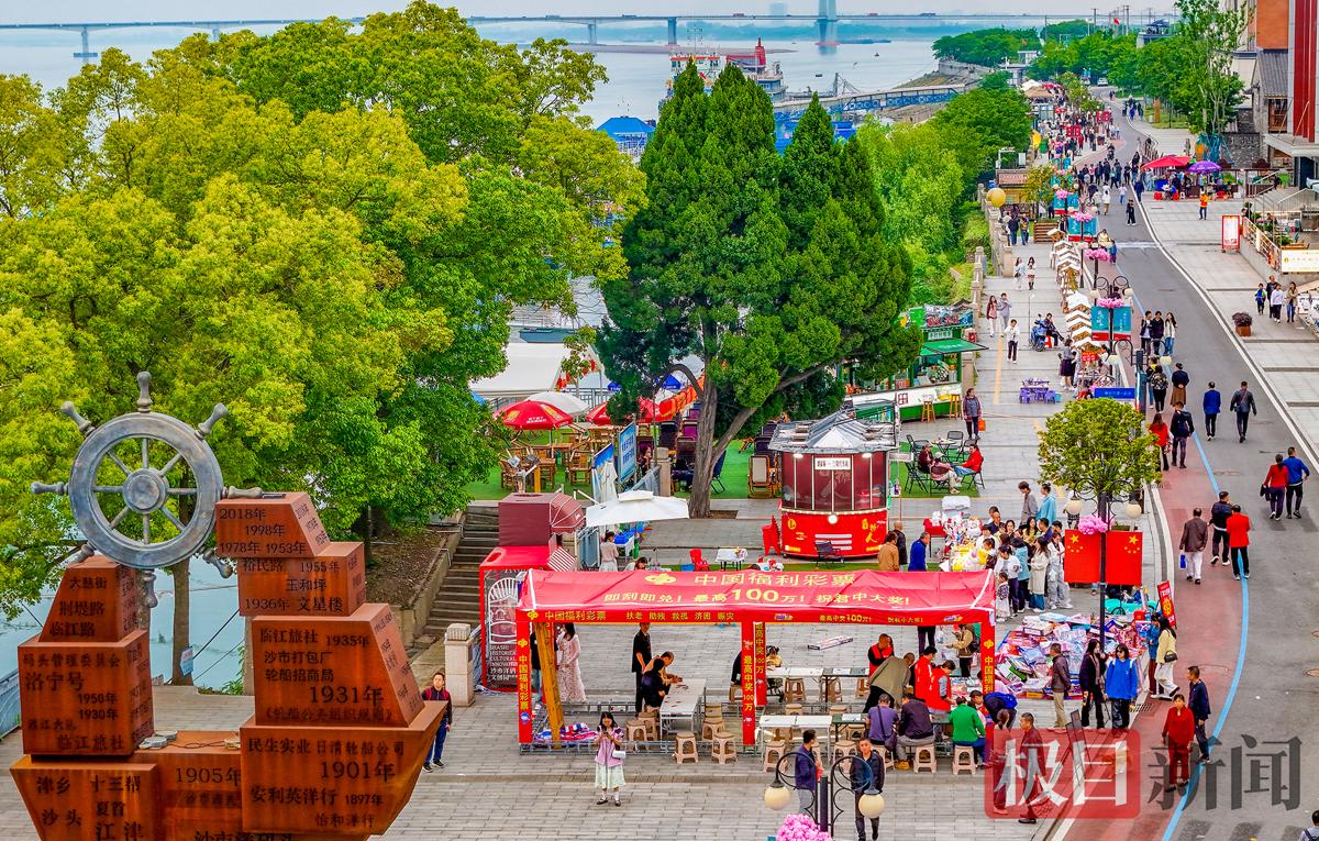 游客在沙市码头文创园游玩。（极目新闻通讯员 张梦瑶 摄）.jpg