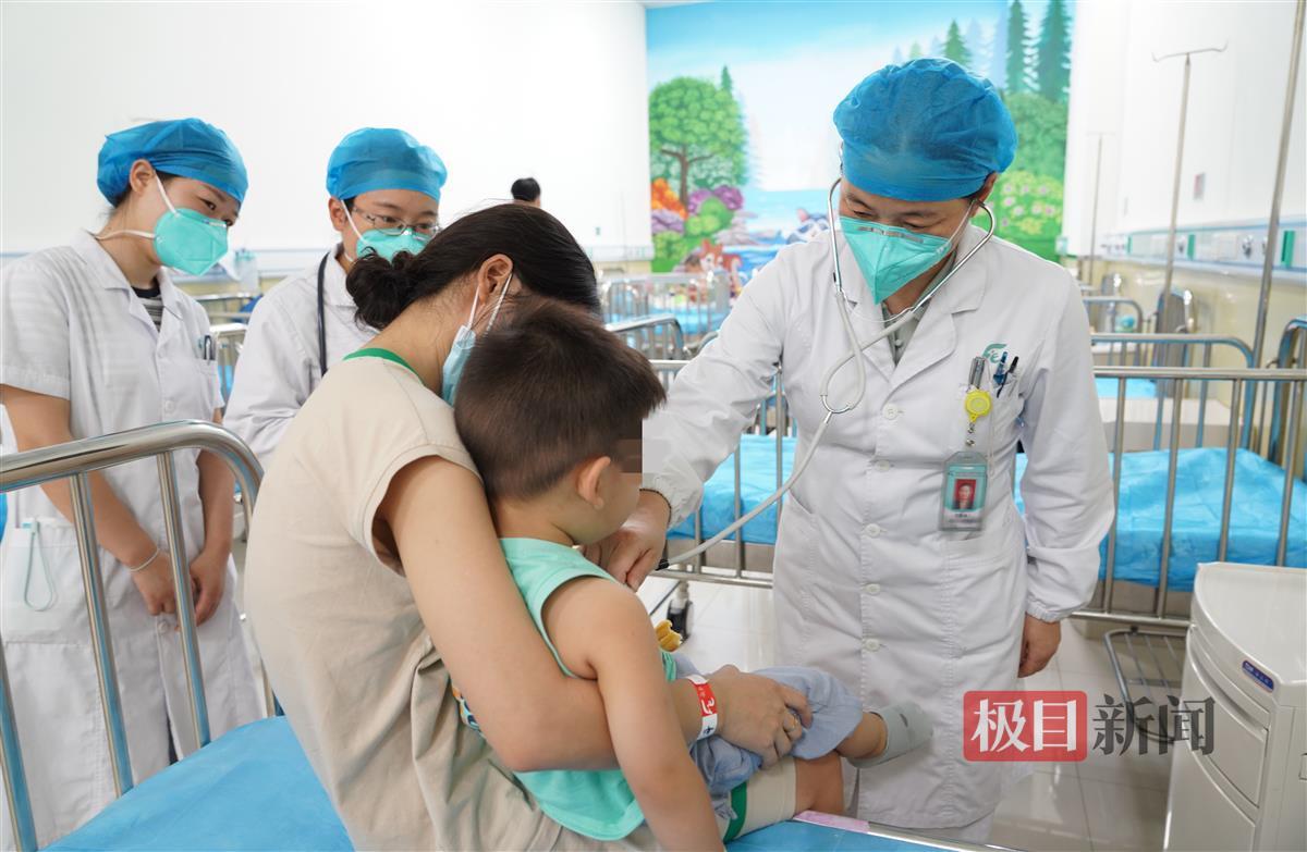 在武汉儿童医院骨科门诊，医生为小朋友检查