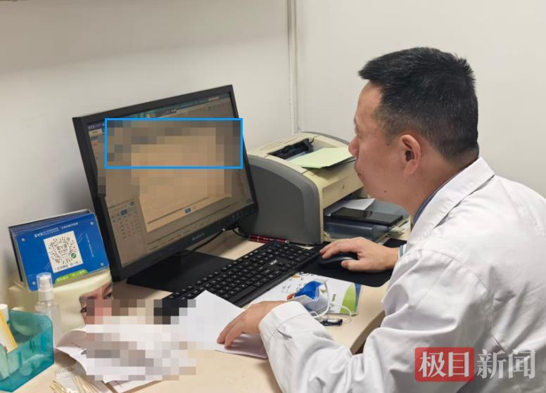 张将主任认真分析患者病情.png