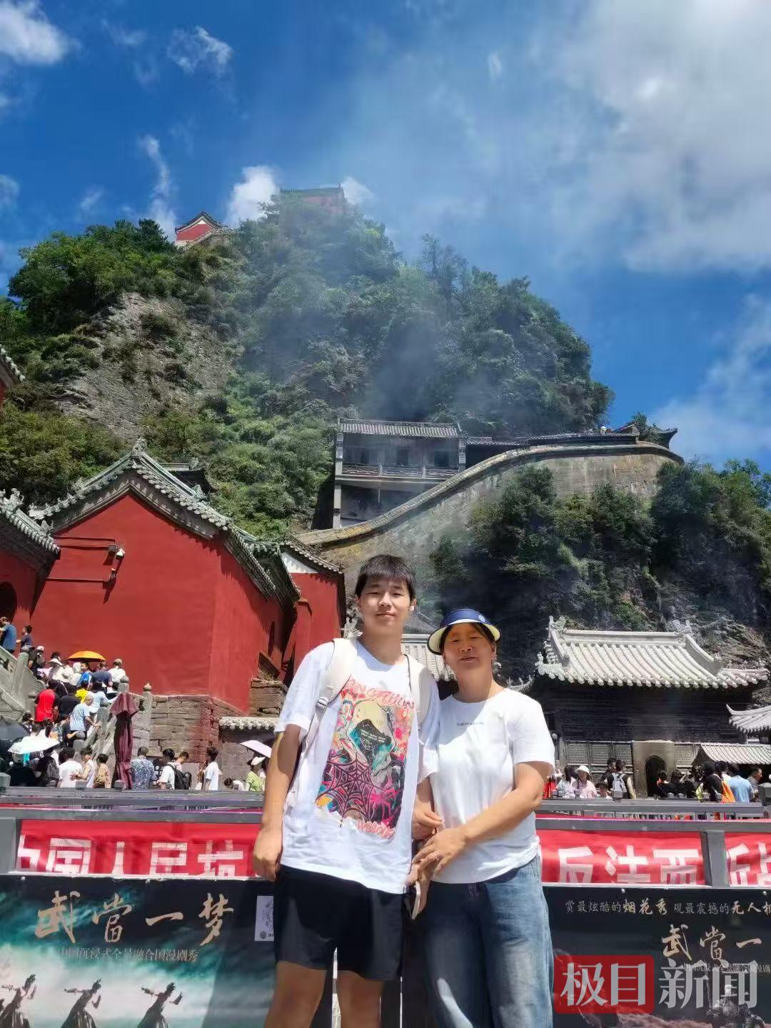 刘泽宇和母亲在武当山游玩.jpg