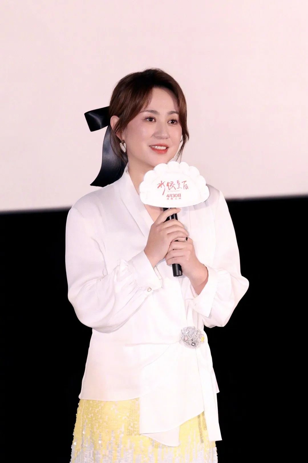 雷佳音带着妈妈包的饺子去看马丽！同去的27个人包括他闺女的朋友圈