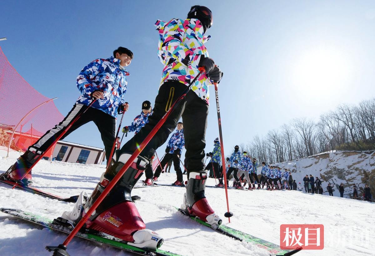 横冲滑雪场开业2019年1月17日，滑雪教练在保康县后坪镇横冲国际滑雪场表演高山滑雪。 陈泉霖        摄.JPG