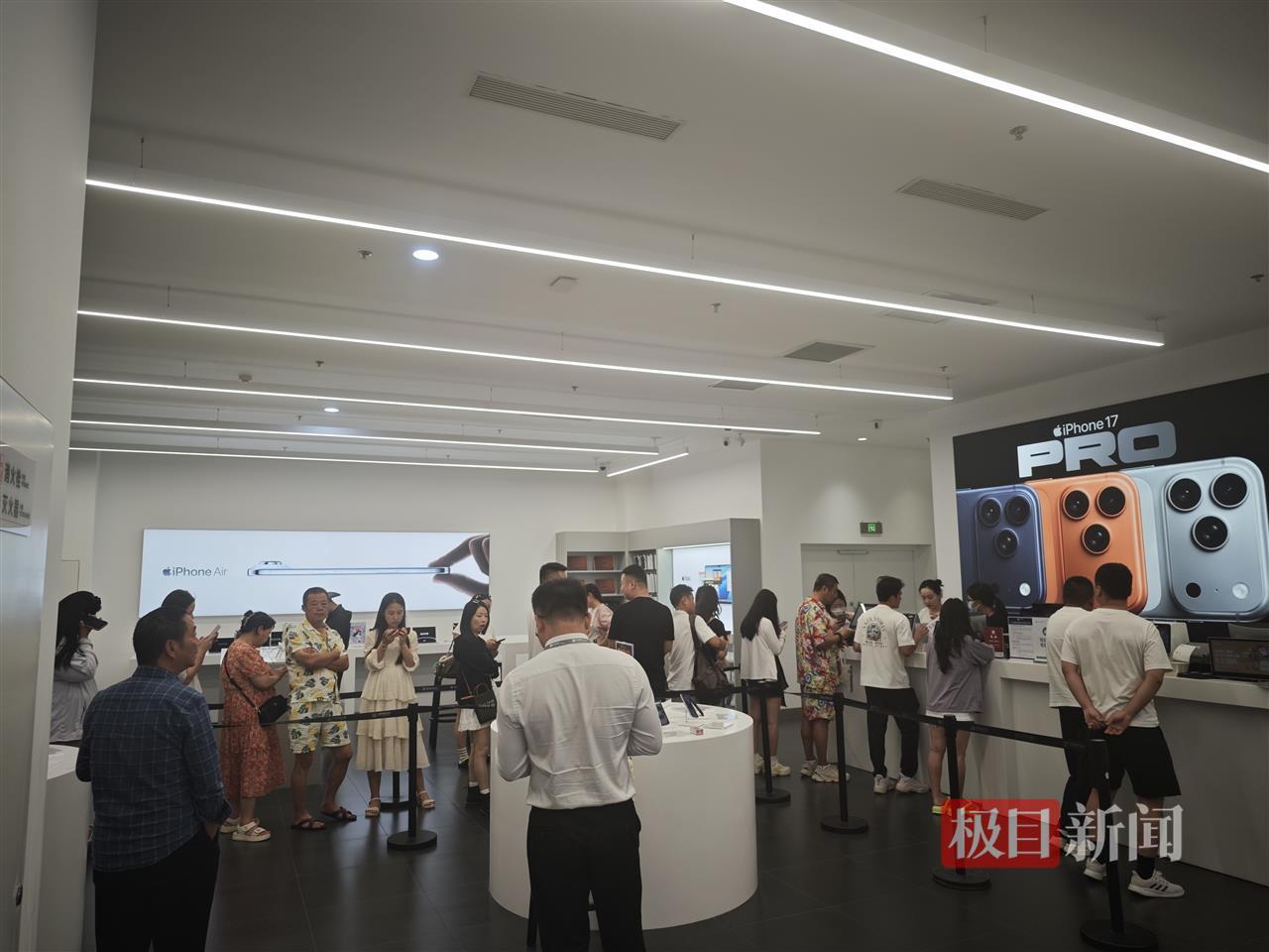 海南封关首日三亚免税城探秘，免税价与消费券叠加优惠，手机最高减价达2140元