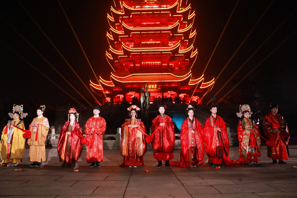 樱缘江城，鹤舞霓裳，“夜上黄鹤楼”上演限定婚礼快闪