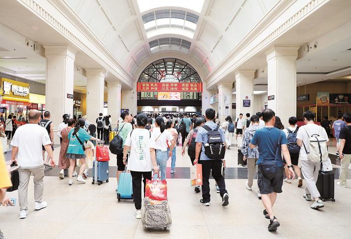 汉口火车站暑期旅客如流（武铁供图）