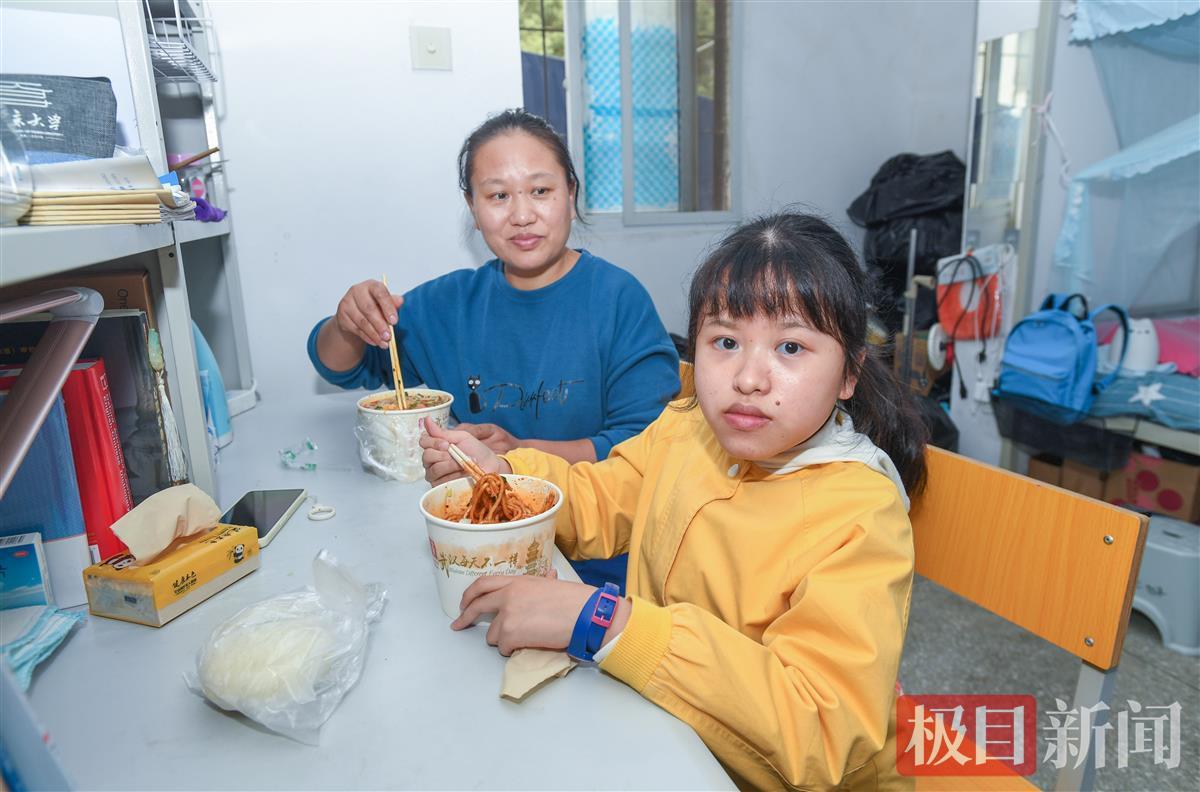 汤紫妍和妈妈彭钦梅