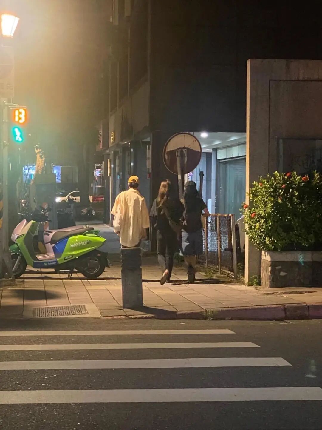 网友夜间偶遇蔡依林与朋友街头散步，发文调侃“已经十点了蔡依林还没睡”，本人幽默回应：连餐厅服务员都提醒她到睡觉时间了