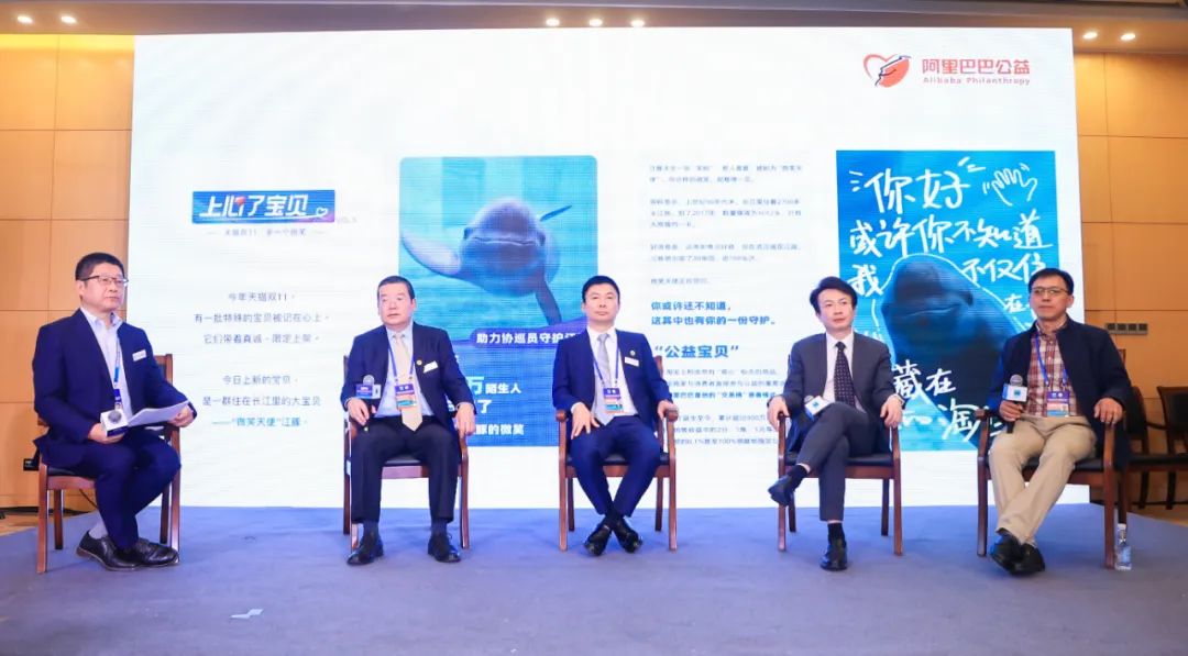 企业家沙发论坛现场，从左至右依次为：王利民、王大林、邬剑刚、吴奇凌、王世武