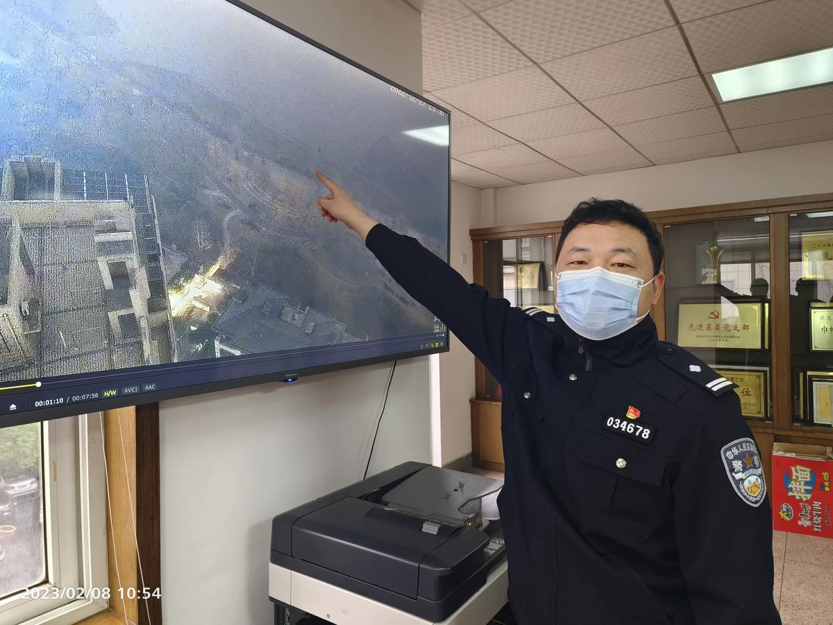 民警介绍发现湖面充气皮艇