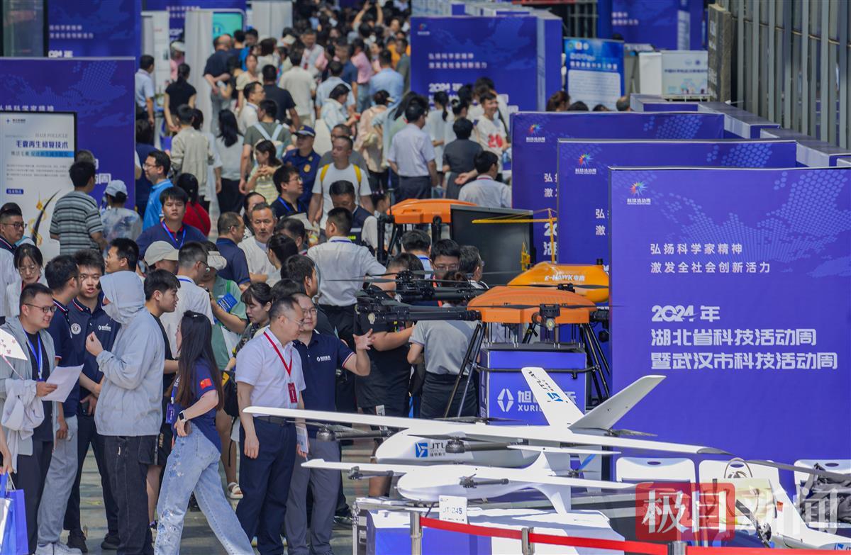 002科技周活动吸引了大量市民游客参观.jpg