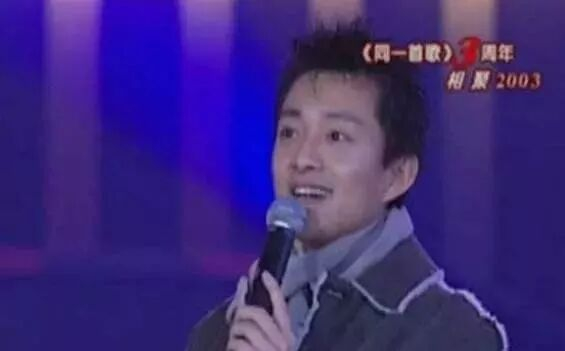 “前最帅央视主持人”复出，56岁已满头白发，回应成“身价百亿总裁”：只是个快乐的打工人