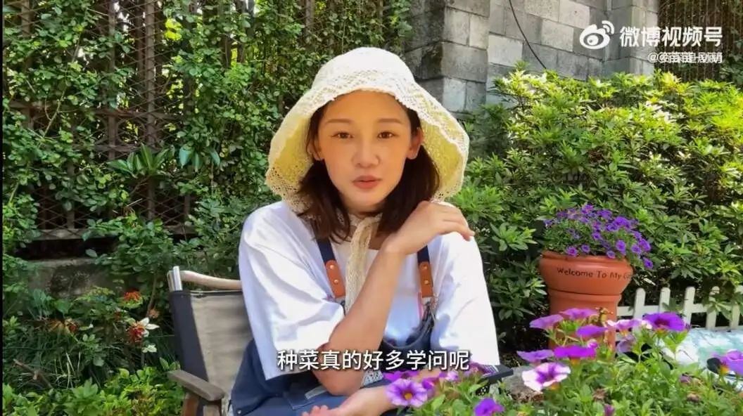 郑恺苗苗三胎女儿首曝光！2岁“小公主”浇菜萌翻网友