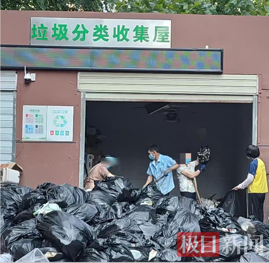 物业人员找到误丢的黑色手提袋.jpg