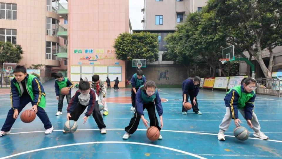 @王鹤棣 你捐给母校的10万元体育用品，他们已经用上了！