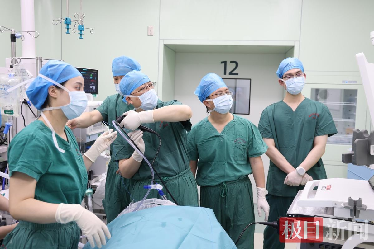 呼吸与危重症医学科专家团队为患者实施支气管镜下钬激光消融术.JPG