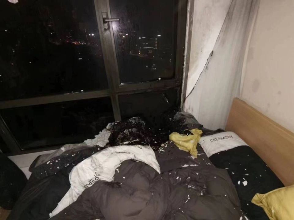花季少女＂直播＂縱火！房屋燒得面目全非…原因太離譜不該存在的秘密是什么？
