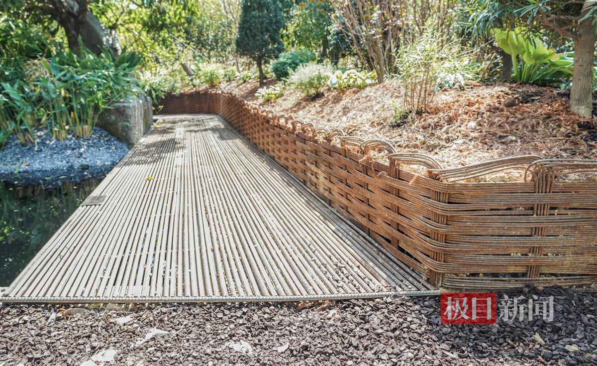 17、《镜上荒野》花园里，钢筋栈道和模拟柳条编的挡墙，工艺精湛.jpg