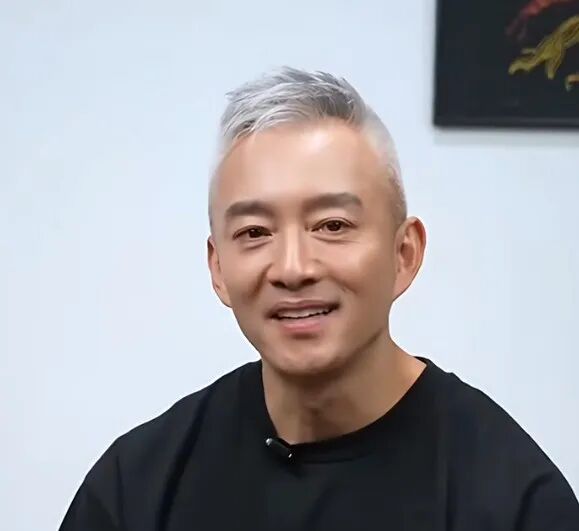 知名主持人突然宣布复出！已满头白发