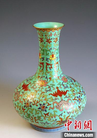 清乾隆款粉彩绿地福庆花卉瓶。　沈阳故宫博物院供图