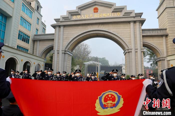 图为畹町边检站民辅警重温誓词 畹町边检站供图