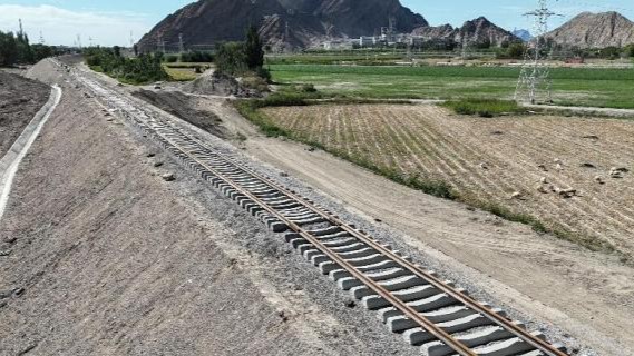 新疆图木舒克市达坂山铁路专用线铺轨加紧进行