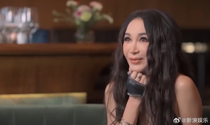 59岁温碧霞曾因“艳星”称号抑郁，坦言幼年险些被父母送往有钱人家生活，因恐惧怀孕分娩，与丈夫达成共识收养一子