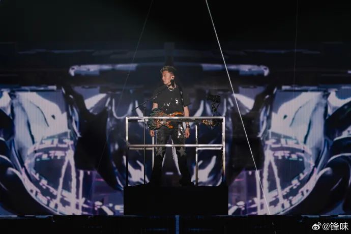 谢霆锋时隔20年再开演唱会，含泪唱与王菲定情曲《玉蝴蝶》，80多位明星艺人到场助力