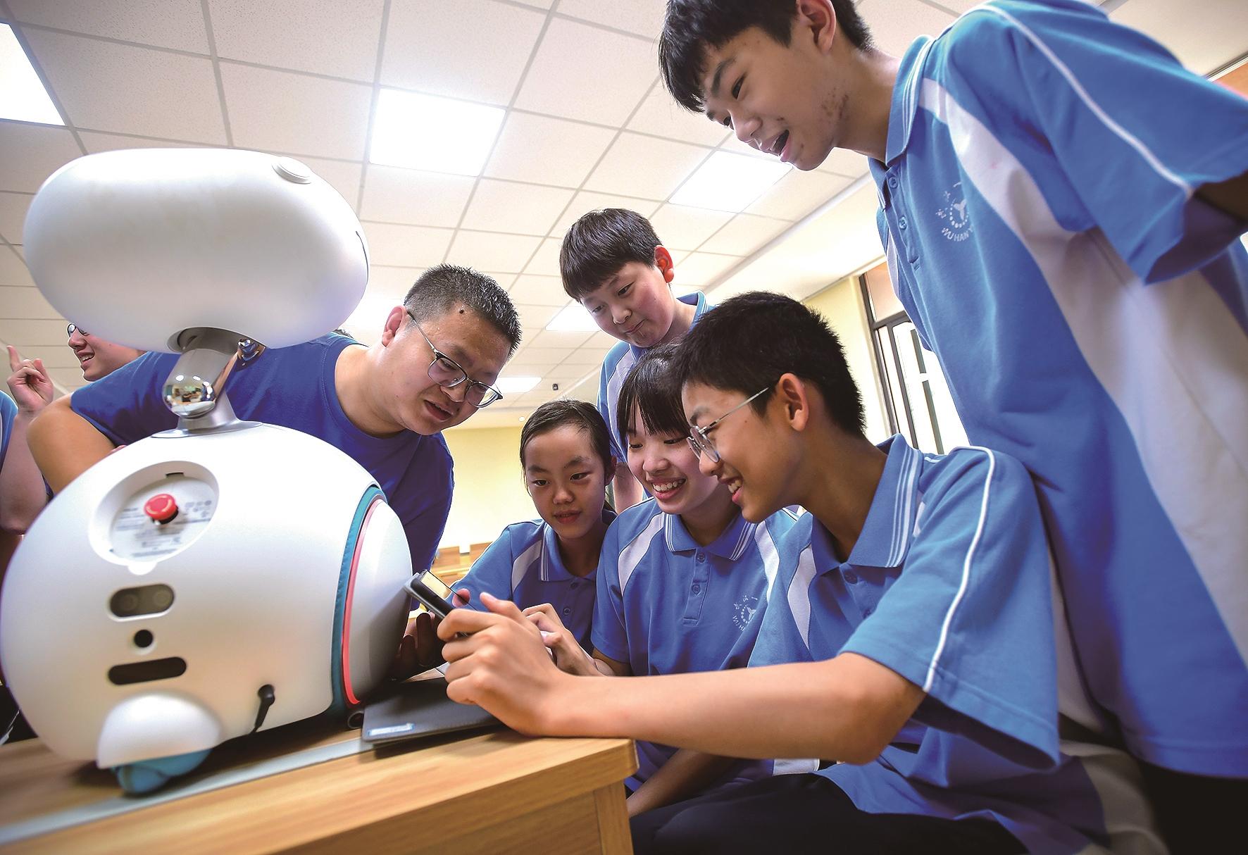 江波老师给八年级（2）班学生上信息技术课