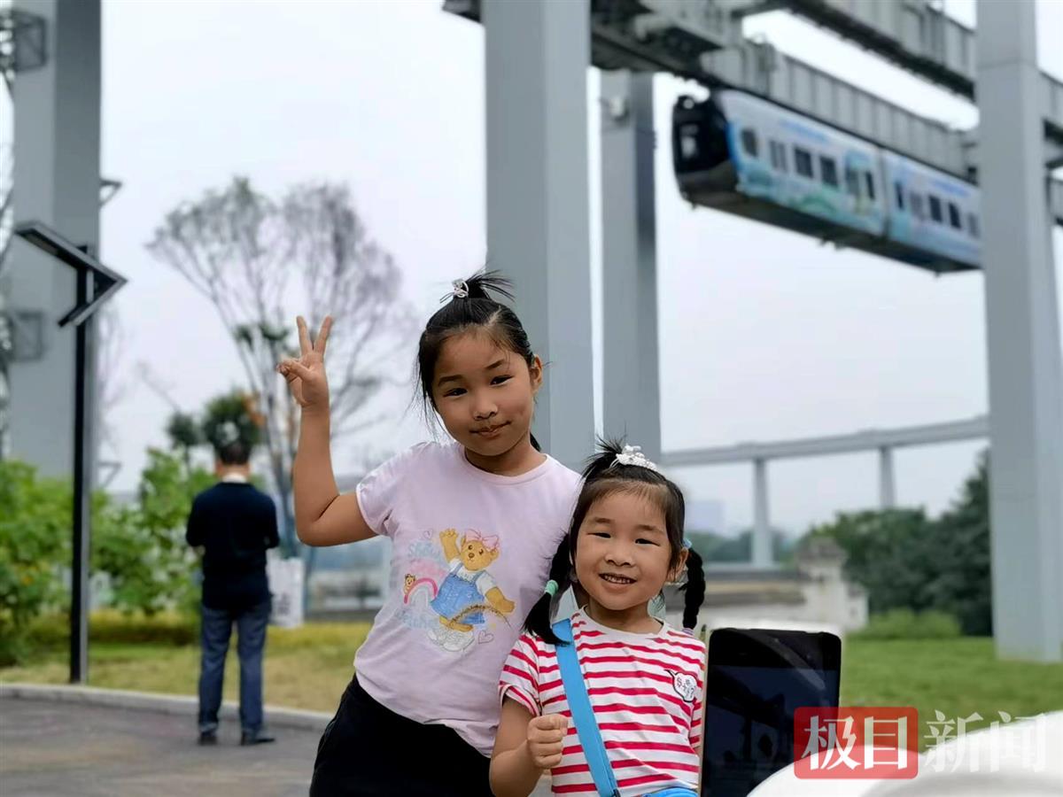 市民打卡尝鲜光谷空轨2.jpg