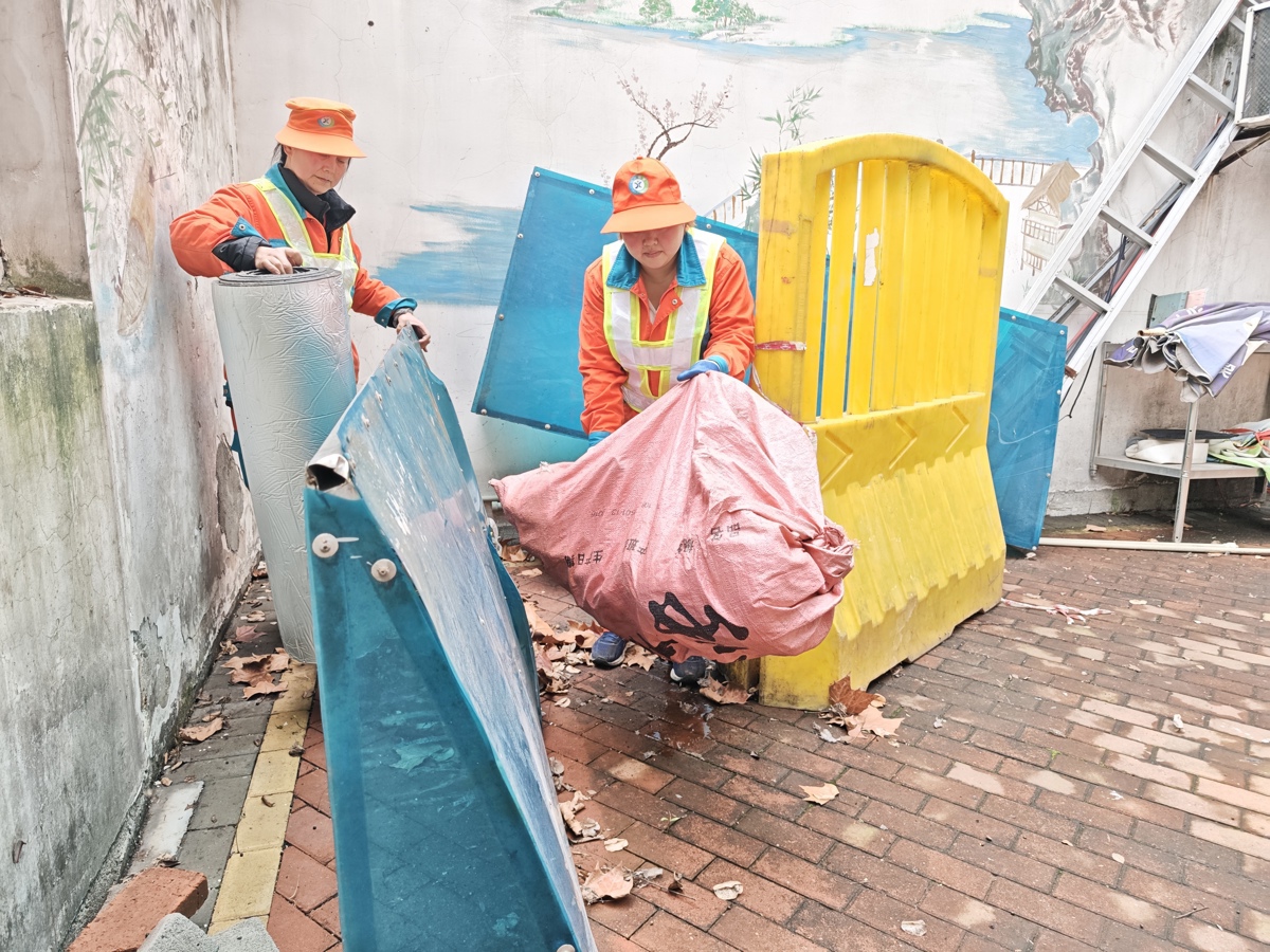 王自宁带着徒弟何沙沙深入背街小巷，一路发现盲区、清理杂物 (1).jpg