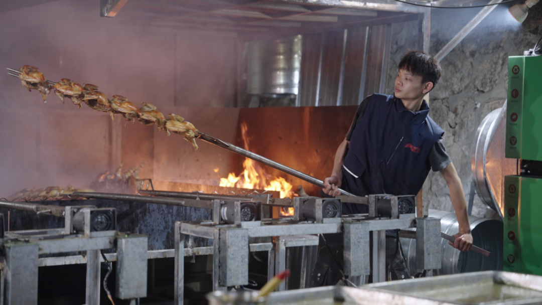 烤鸡少年背后的辛酸与挑战，超负荷工作、体重暴跌与应对黑评的挑战