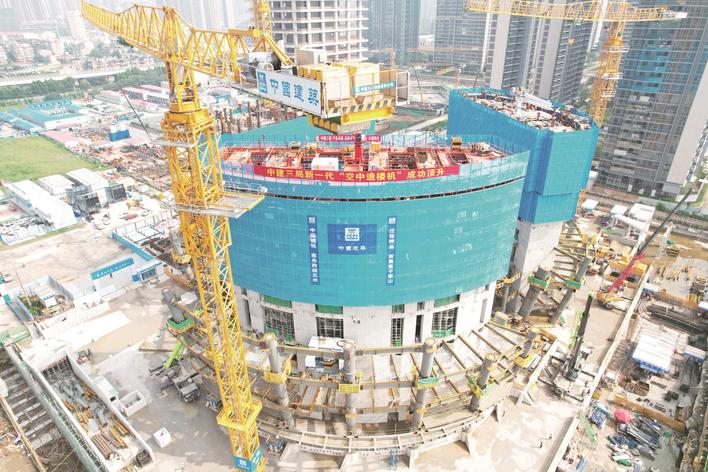 新一代“空中造楼机”成功顶升 | 极目新闻