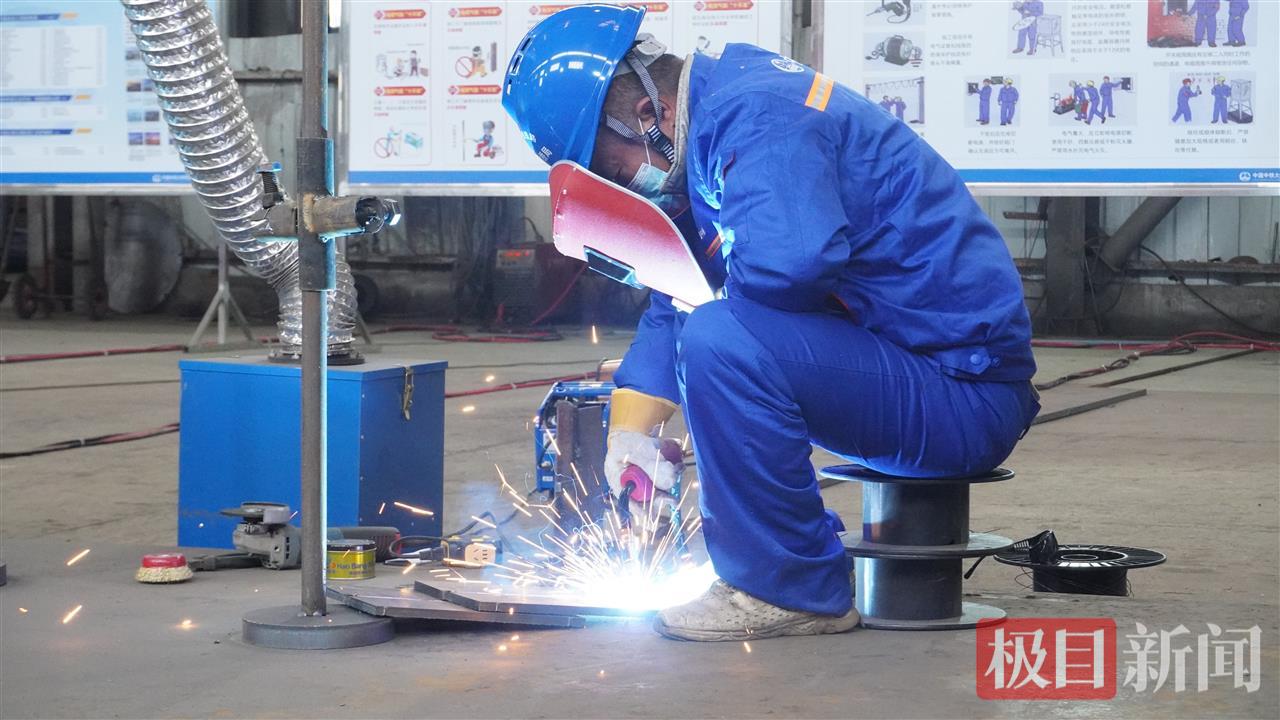2025年12月19日，中铁大桥局六公司电焊工技能比武选手焊接中  冉建周摄.jpg