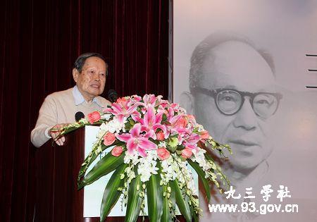2011年12月31日，杨振宁在王竹溪先生诞辰100周年纪念大会上致辞。（图片来源：九三学社中央委员会网站）.png