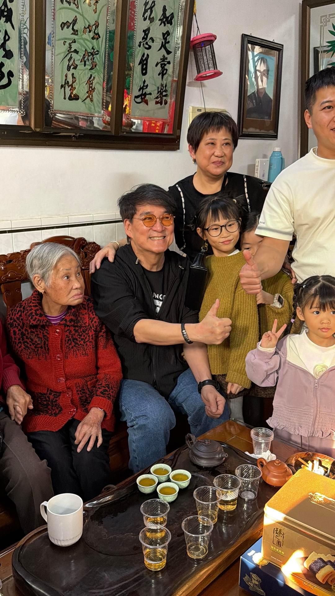 周华健携妻儿回老家汕头祭祖，合影互动接地气