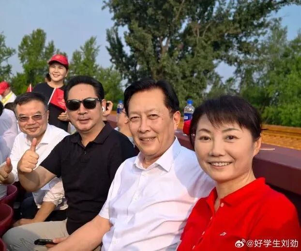 演员唐国强与刘劲共同观礼九三阅兵，二人曾多次饰演毛泽东、周恩来，网友：我们的飞机再也不用飞两遍了