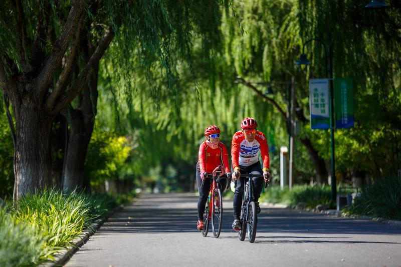 ▲9月1日，北京通州，市民在大运河森林公园的绿道骑行。新京报记者 王子诚 摄