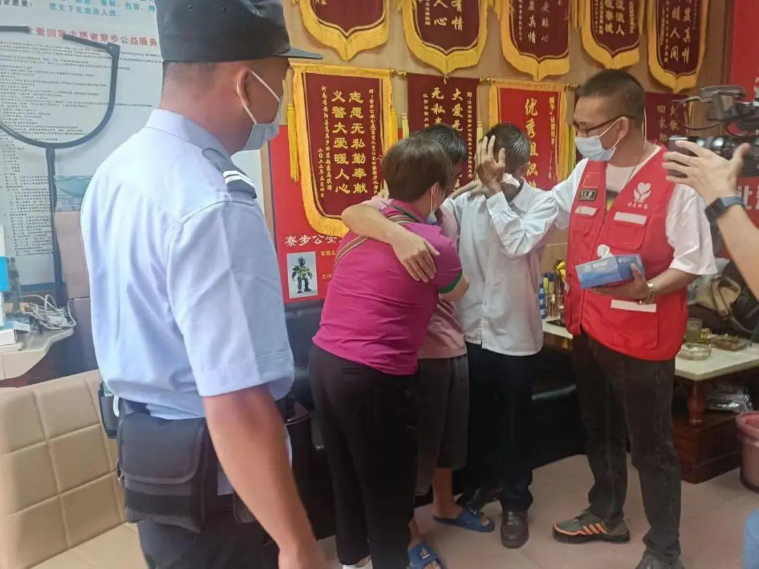 阿龙与家人见面，双方都泣不成声。图据东莞市公安局微信公众号