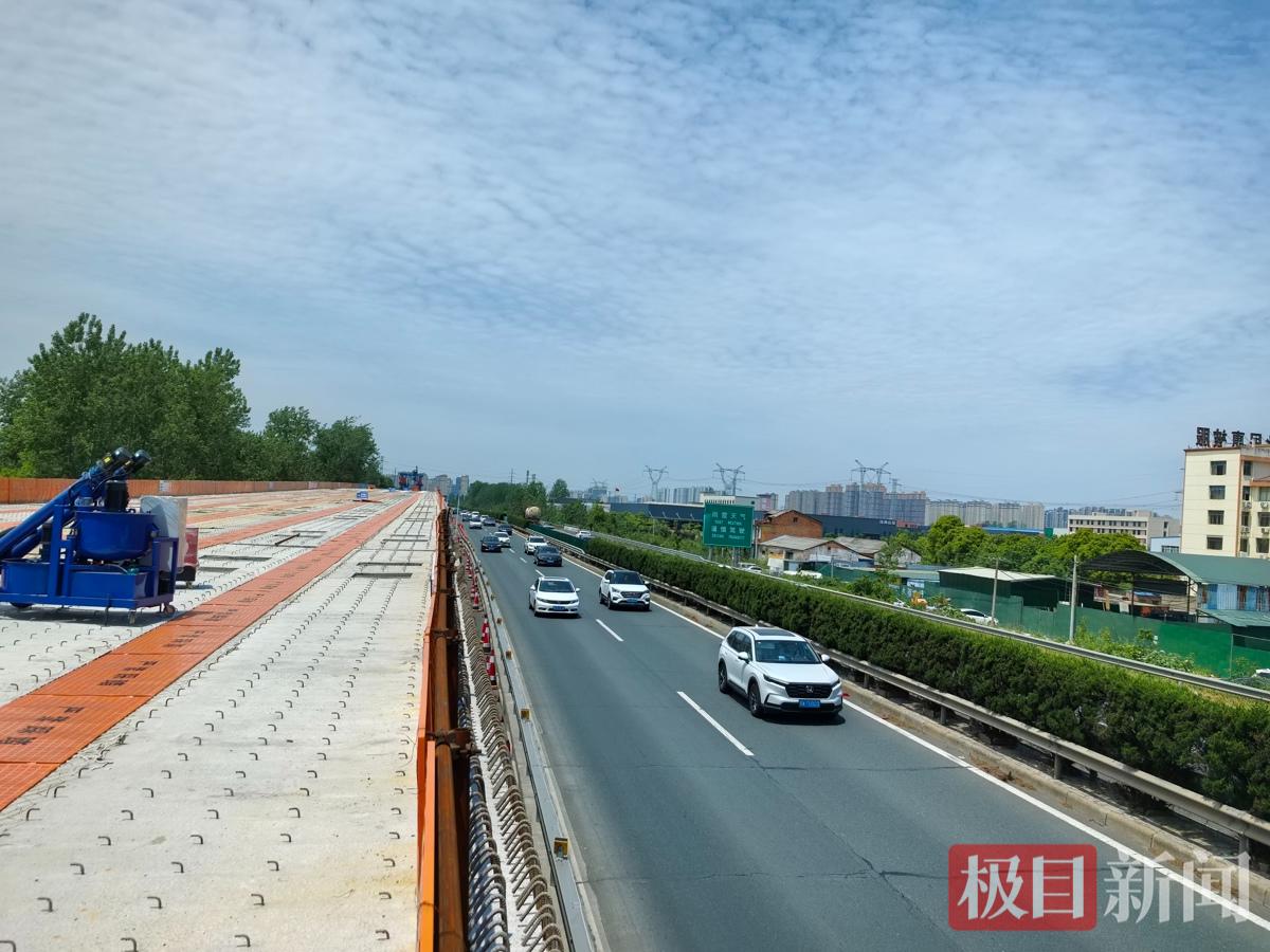 五一当天，汉宜高速改扩建仙桃段施工现场.jpg
