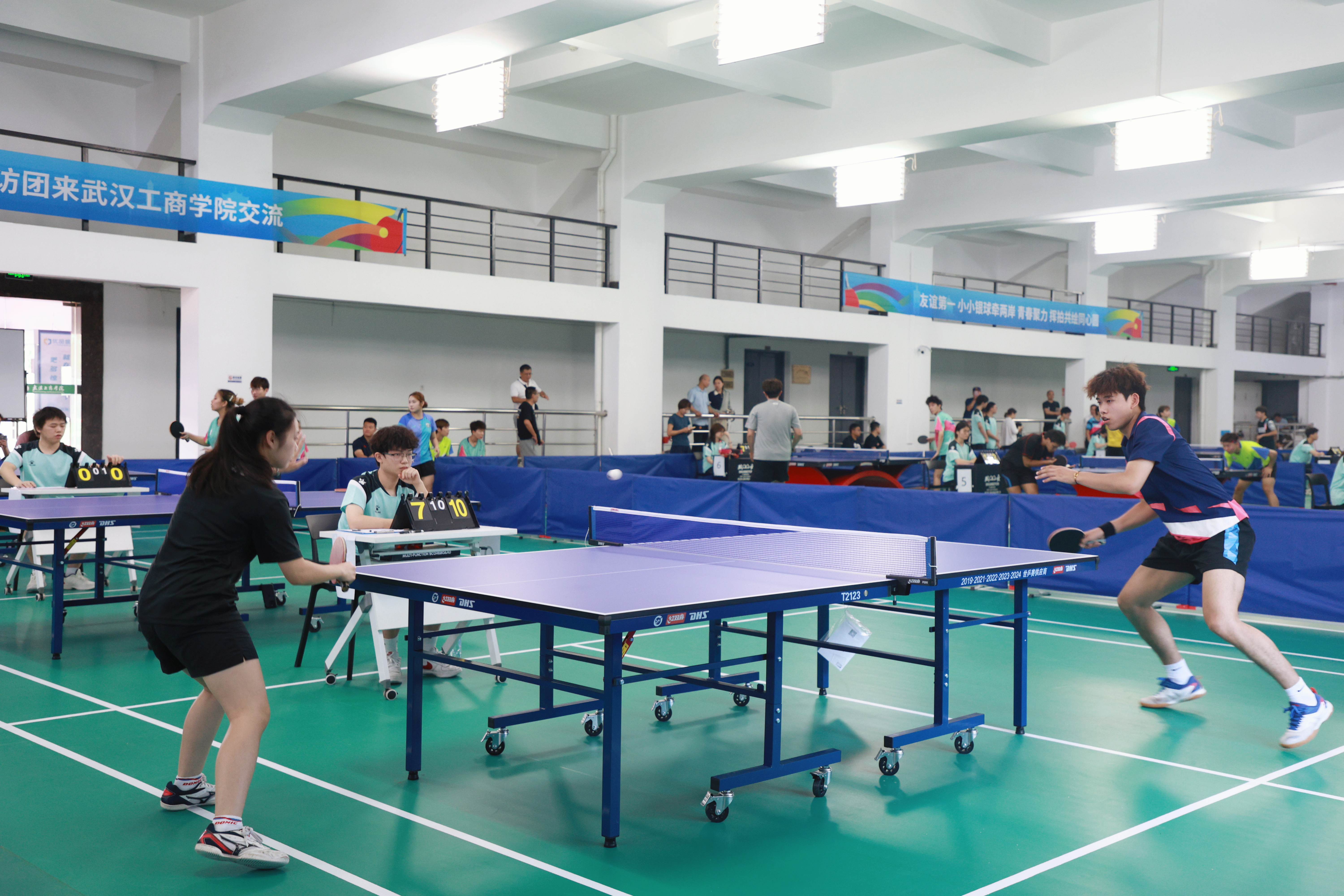 图为紧张激烈的乒乓球赛 摄影：芮雨欣 (2).JPG