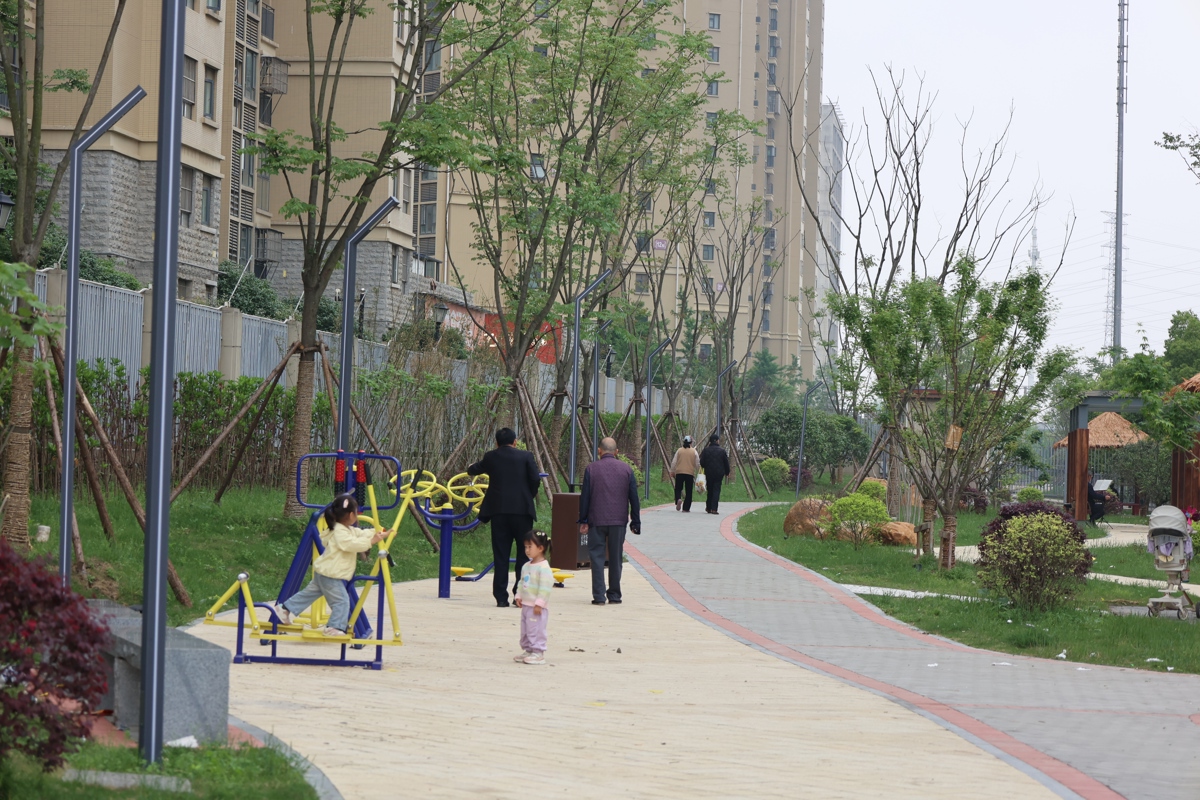 青菱河路沿线口袋公园运动设施.JPG