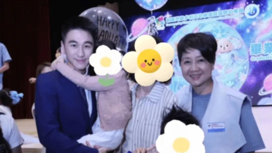 何猷君、古巨基共同现身儿子幼儿园毕业典礼，何猷君作为家长代表上台发言，古巨基身穿萤光色服装卖力演唱