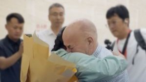 “赛考斯”与殷玉珍重逢，两人相拥而泣，落地北京时“赛考斯”称回到了他的第二个家，最大心愿是看看那片由5000美元长成的森林