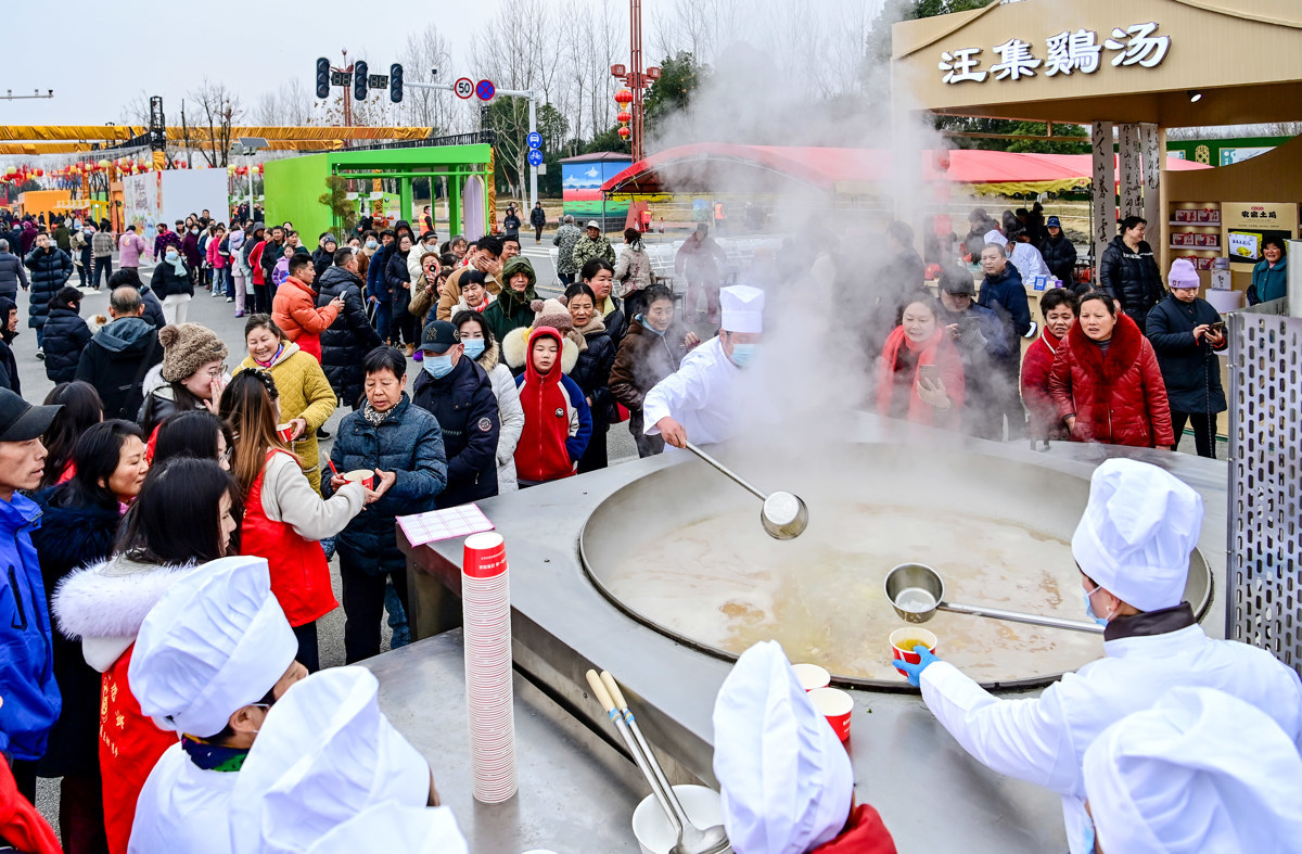 市民在“万人同喝一锅汤”前排起长队，品尝美味的汪集鸡汤。沈雷平 摄.jpg