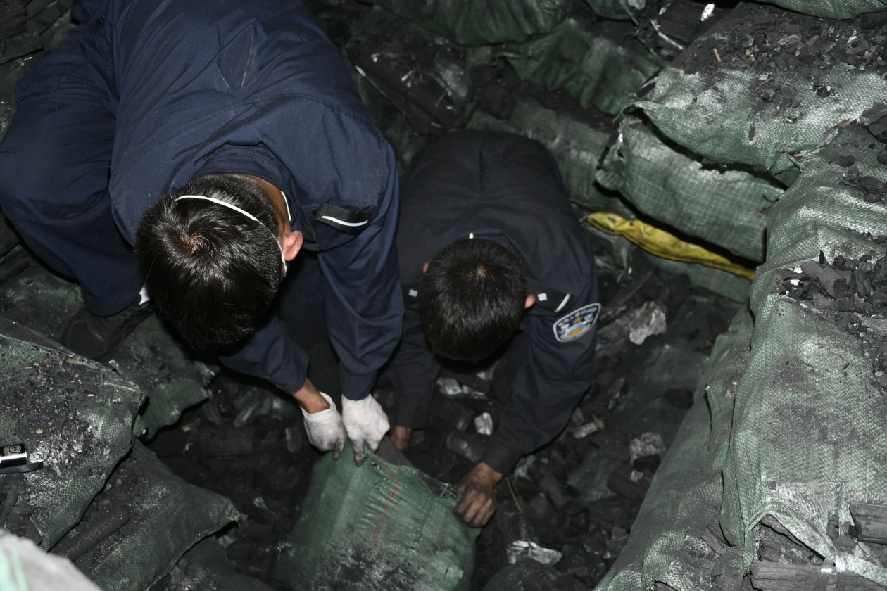 执勤民警从货车底部查获毒品。（德宏边境管理支队 供图）